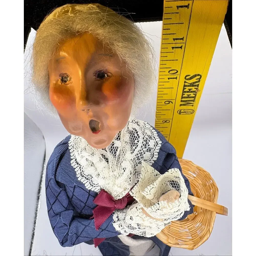 Byers Choice 2000 Exclusive Williamsburg Elderly Woman Signed Byers and Dated